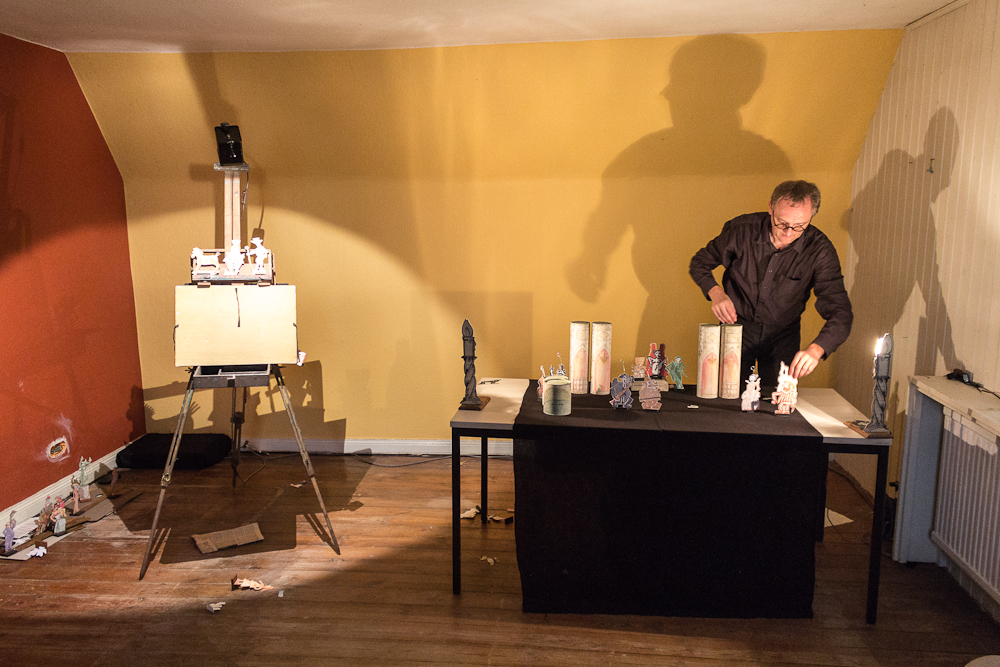 Papiertheater-Szene