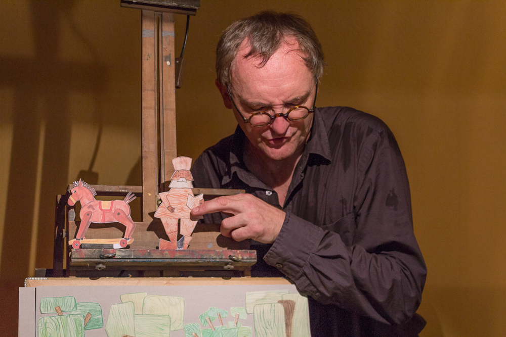 Papiertheater-Szene