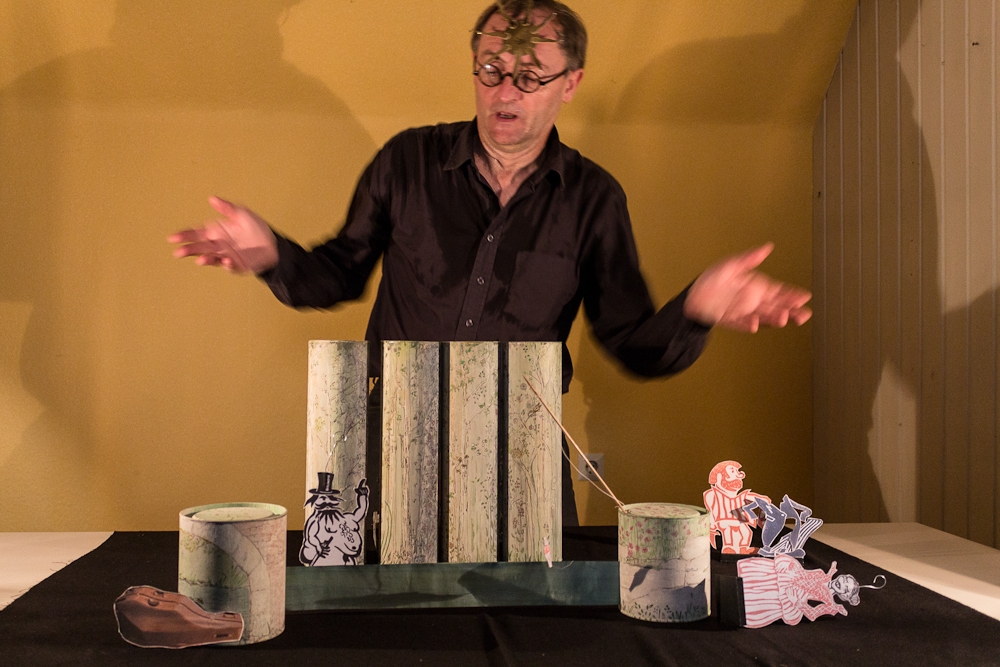 Papiertheater-Szene