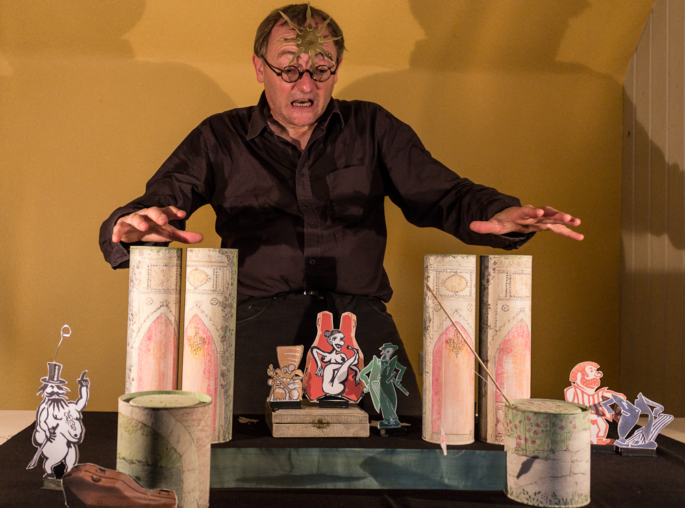 Papiertheater-Szene