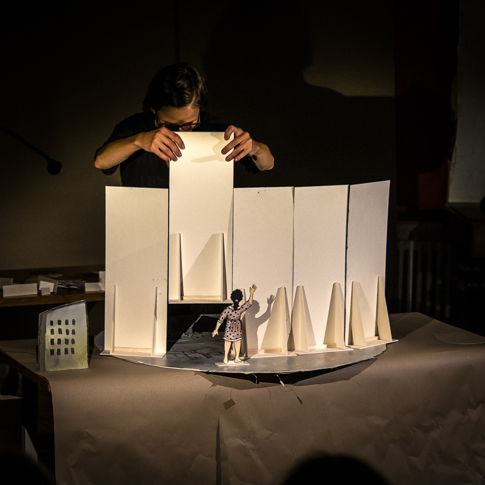 Papiertheaterszene