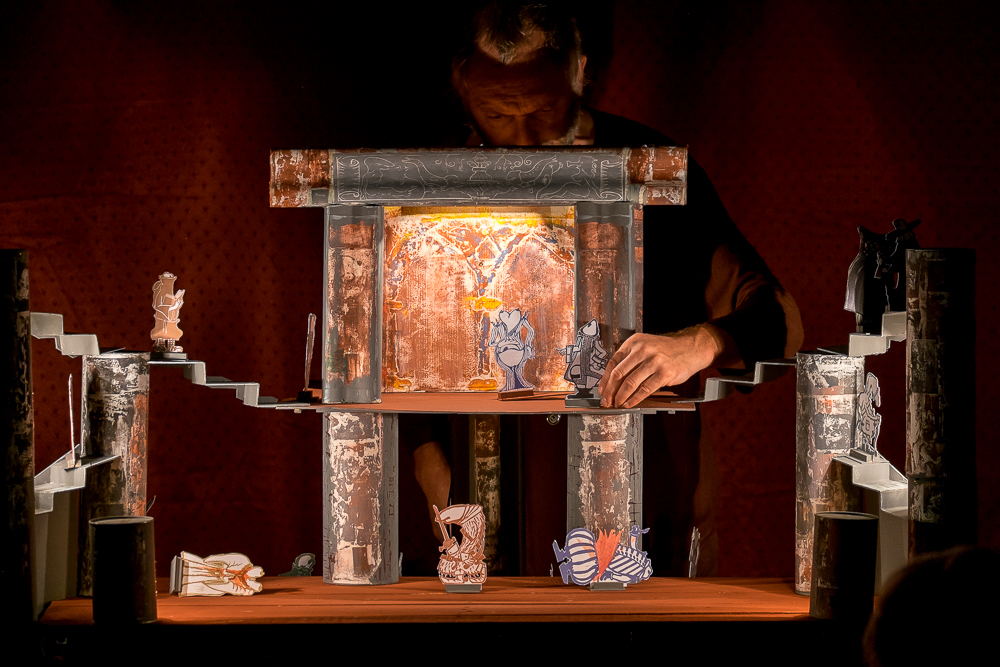Papiertheaterszene